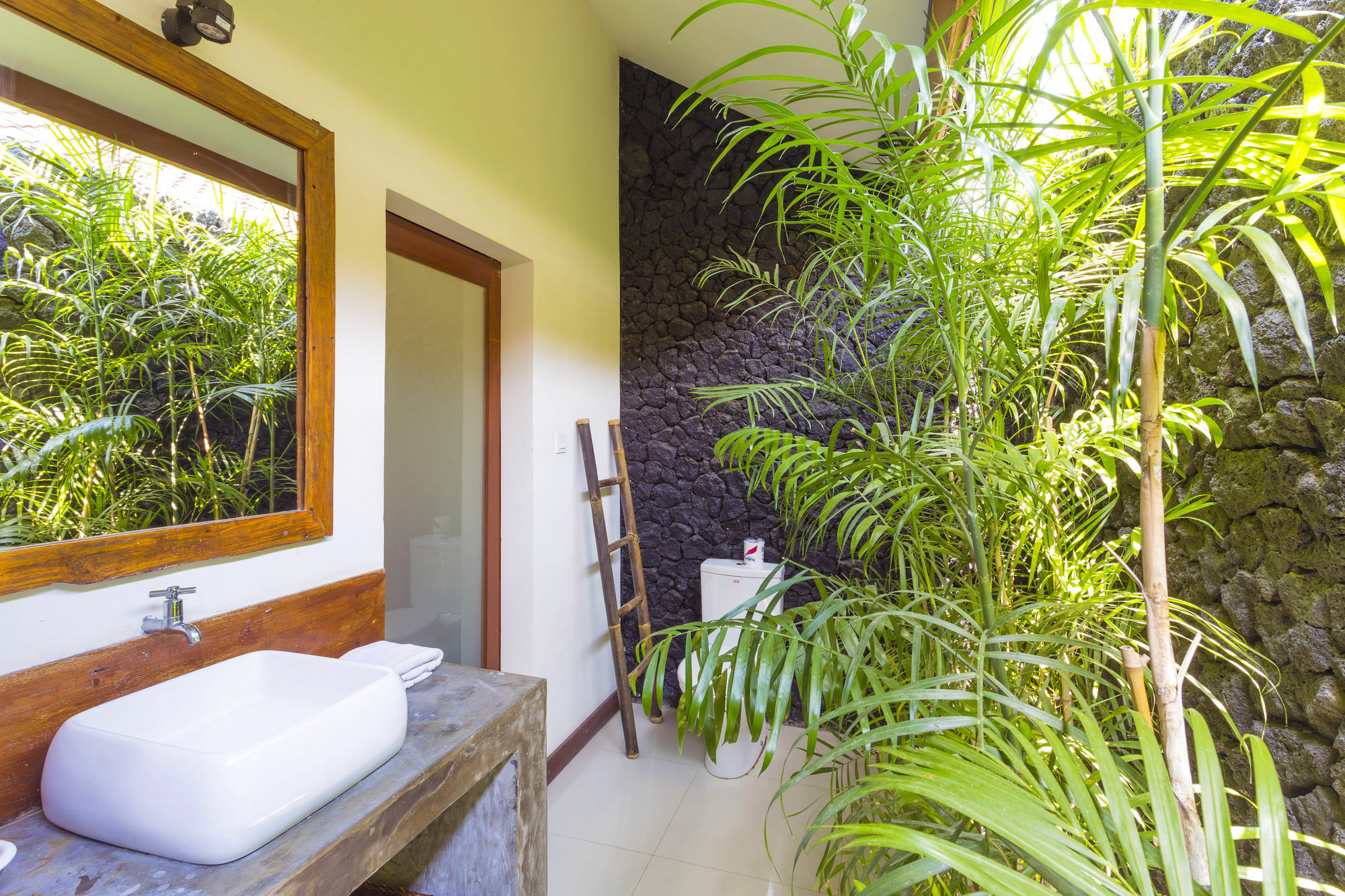 Big Brother Surf Inn Canggu Εξωτερικό φωτογραφία