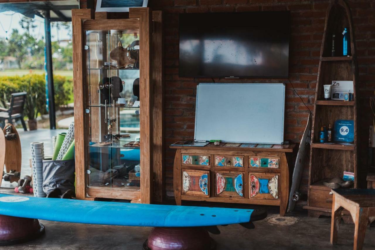 Big Brother Surf Inn Canggu Εξωτερικό φωτογραφία